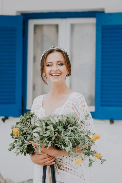 Joven novia atractiva con el ramo de flores — Foto de Stock