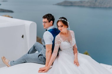 Güzel gelin ve damat yaz düğünlerinde Yunan adası Santorini 'de