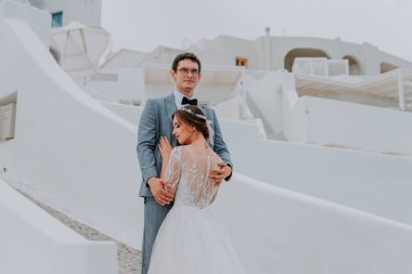 Güzel gelin ve damat yaz düğünlerinde Yunan adası Santorini 'de