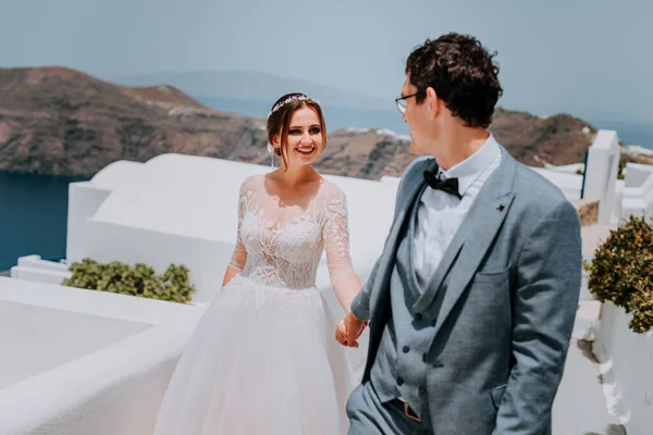 Vakker brud og brudgom på sommerbryllupsdagen på den greske øya Santorini – stockfoto