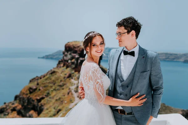 Красивая невеста и жених в их летний день свадьбы на греческом острове Санторини — стоковое фото