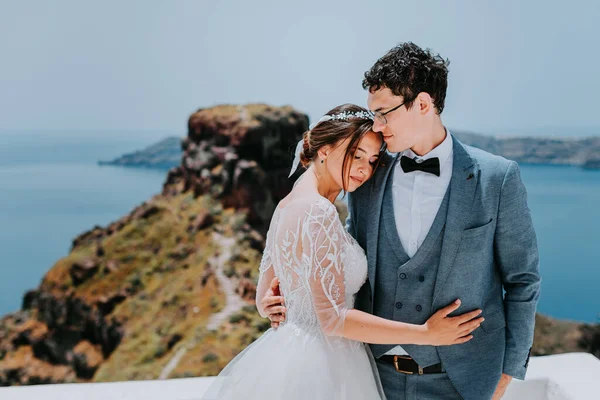Mooie bruid en bruidegom in hun zomer trouwdag op het Griekse eiland Santorini — Stockfoto