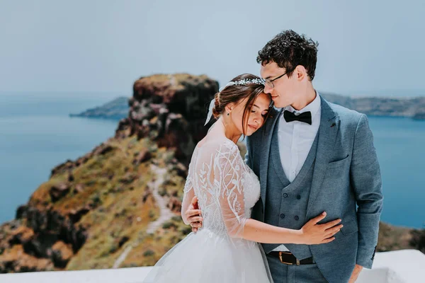 Bela noiva e noivo em seu dia de casamento de verão na ilha grega Santorini — Fotografia de Stock