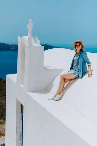 Santorini turismo mujer de vacaciones en Oia caminar. Chica visitando el famoso pueblo blanco con el mar Mediterráneo y cúpulas azules. Europa destino de verano. Hermosa chica en el tejado de — Foto de Stock