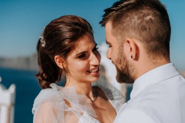 Güzel gelin ve damat yaz düğünlerinde Yunan adası Santorini 'de