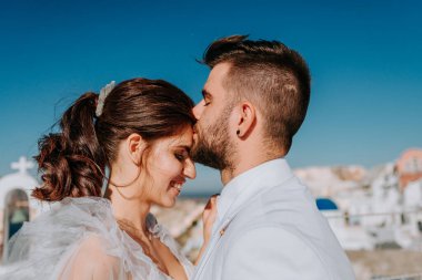 Güzel gelin ve damat yaz düğünlerinde Yunan adası Santorini 'de