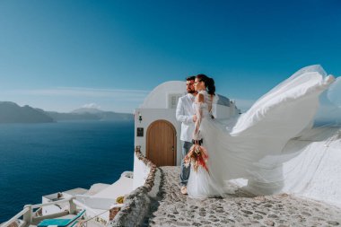 Güzel gelin ve damat yaz düğünlerinde Yunan adası Santorini 'de