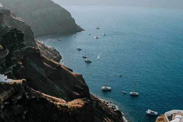 Vista panorâmica do mar do café à beira-mar na ilha de Santorini, Grécia. — Fotografia de Stock