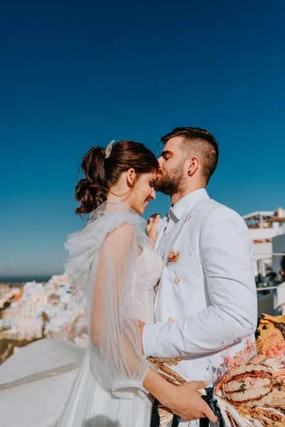 Hermosa novia y novio en el día de su boda de verano en la isla griega Santorini —  Fotos de Stock
