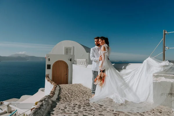 Bela noiva e noivo em seu dia de casamento de verão na ilha grega Santorini — Fotografia de Stock