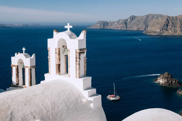 Campane di una chiesa ortodossa con sfondo della caldera di Santorini — Foto Stock