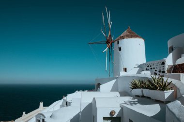 Yazın Oia Santorini. Santorini 'nin beyaz binaları. Santorini Değirmen Evleri.