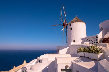 Yazın Oia Santorini. Santorini 'nin beyaz binaları. Santorini Değirmen Evleri.