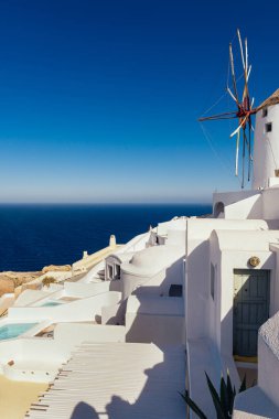 Yazın Oia Santorini. Santorini 'nin beyaz binaları. Santorini Değirmen Evleri.