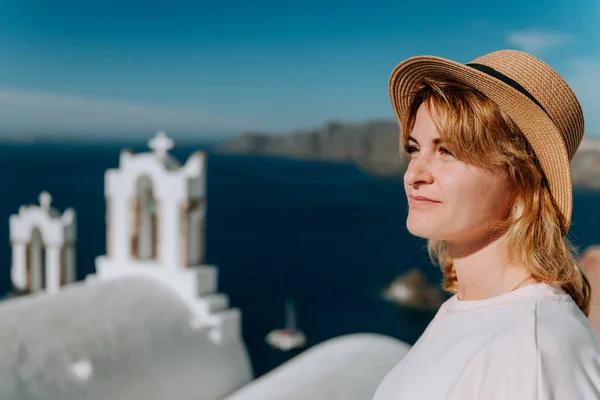 Santorini reizen toeristische vrouw op vakantie in Oia wandelen. Meisje op bezoek in het beroemde witte dorp met de Middellandse Zee en blauwe koepels. Europa 's zomerbestemming. mooi meisje op de achtergrond — Stockfoto