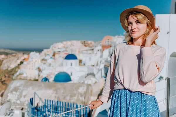 Santorini cestovní turistka na dovolené v Oia chůze. Dívka navštíví slavnou bílou vesnici s středozemním mořem a modrými kopulemi. Evropa letní destinace. Krásná dívka na pozadí — Stock fotografie