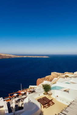 Oia Santorini Yunanistan romantik ve güzel günbatımlarıyla ünlüdür. Santorini adasındaki Oia köyü. Yunanistan.