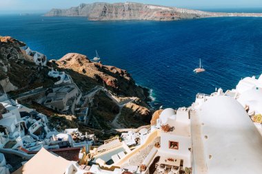 Oia Santorini Yunanistan romantik ve güzel günbatımlarıyla ünlüdür. Santorini adasındaki Oia köyü. Yunanistan.