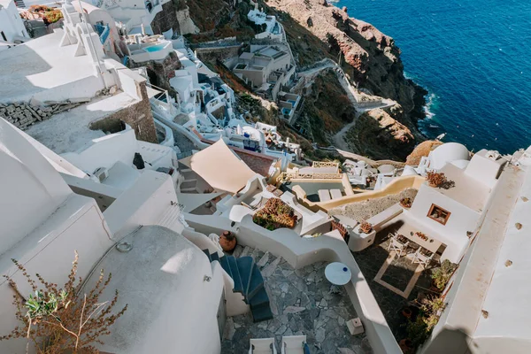 Oia Santorini Grecia famosa con románticas y hermosas puestas de sol. Pueblo de Oia en la isla de Santorini. Grecia. — Foto de Stock