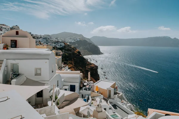 Arquitectura blanca del pueblo de Oia en la isla de Santorini, Grecia — Foto de Stock