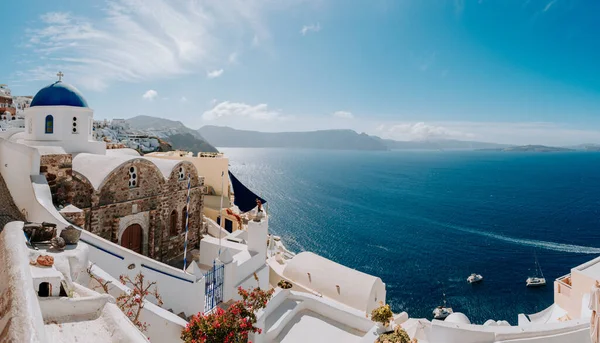 Architettura bianca del villaggio di Oia sull'isola di Santorini, Grecia — Foto Stock