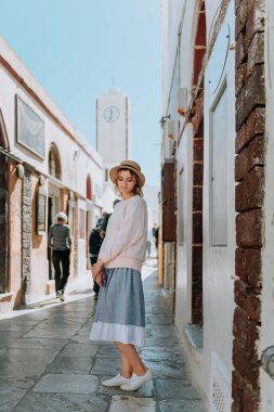 Eski kasabadan geçen beyaz turist kız. Şehir caddesinde yürüyen Boho kızı.