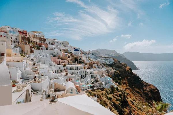 Oia Santorini Grecia famosa con románticas y hermosas puestas de sol. Pueblo de Oia en la isla de Santorini. Grecia. — Foto de Stock