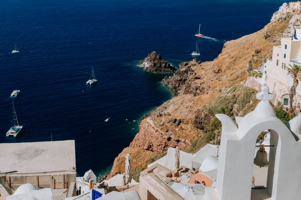 Oia Santorini Grécia famosa com pôr do sol romântico e bonito. Aldeia de Oia na ilha de Santorini. Grécia. — Fotografia de Stock