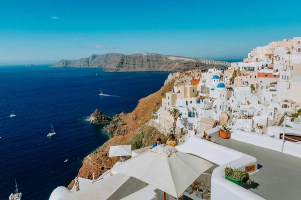 Oia Santorini Grecia famosa con romantici e bellissimi tramonti. Villaggio di Oia nell'isola di Santorini.Grecia. — Foto Stock