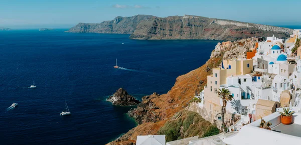希腊Oia Santorini的全景，以浪漫而美丽的日落而闻名。圣托里尼岛上的Oia村。希腊. — 图库照片