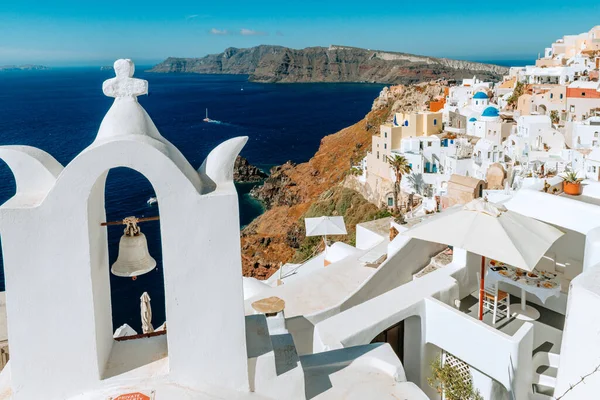 La chiesa a cupola blu di Oia si affaccia sulla spettacolare caldera che circonda la bellissima isola di Santorini, Grecia — Foto Stock