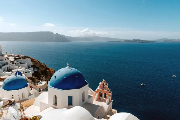 La chiesa a cupola blu di Oia si affaccia sulla spettacolare caldera che circonda la bellissima isola di Santorini, Grecia — Foto Stock