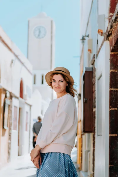 Toeristisch blank meisje dat langs de oude stad loopt. Boho meisje wandelen op de stad straat. — Stockfoto