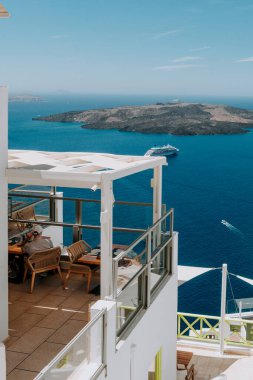 Yunanistan 'ın Santorini adasındaki bir restoranda yemek masaları