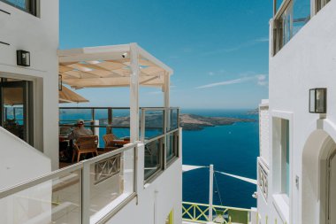 Romantik restoran. Yunanistan, Santorini, yanardağın üstündeki restoran