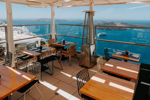 Dinning tabel di sebuah restoran di Santorini pulau, Yunani — Stok Foto