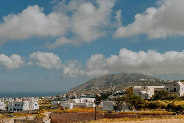 Oia Santorini Grecia famosa con románticas y hermosas puestas de sol. Pueblo de Oia en la isla de Santorini. Grecia. — Foto de Stock