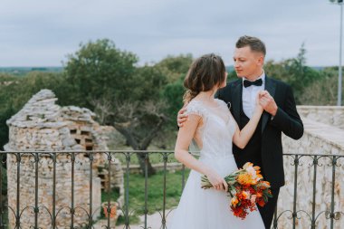 Tuscany, İtalya 'da düğün günlerinde yürüyen mutlu, güler yüzlü bir çift. Gelin ve damat sokakta ellerinin arasında yürürler. Genç ve şık bir çift yürüyor. Karı koca güzelce anlaşıyorlar.