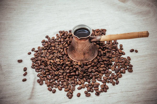 Kaffeetürke auf Knollenhintergrund. Kaffeebohnen isoliert auf weißem Hintergrund. geröstete Kaffeebohnen — Stockfoto