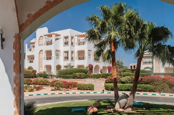 Villa de vacaciones de lujo con granito y palmera en Egipto — Foto de Stock