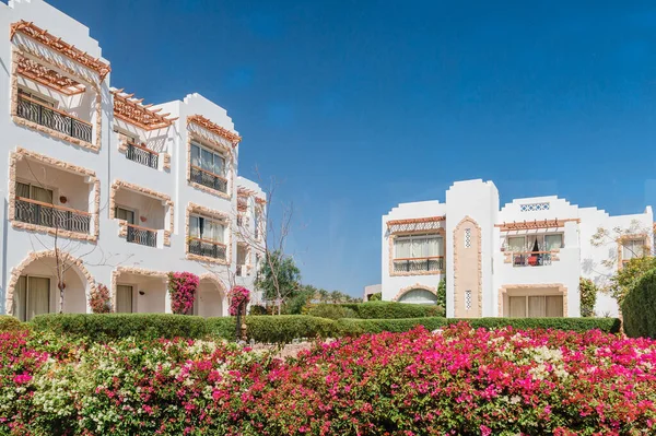 Villa de vacaciones de lujo con granito y palmera en Egipto — Foto de Stock