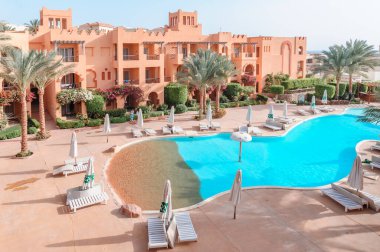 Yüzme Havuzu ve palmiye ağaçları Mısır'daki güzel