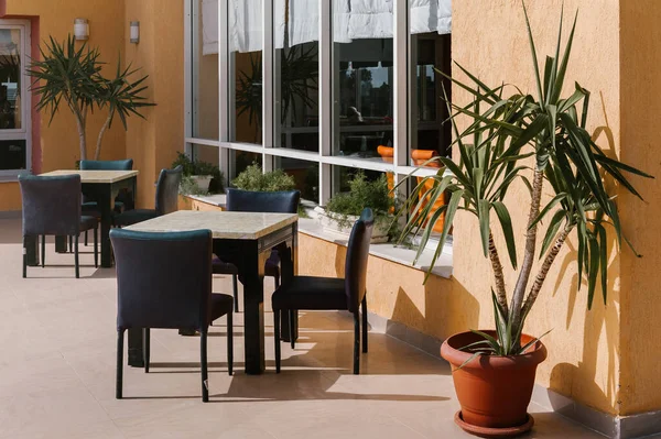Cafe restaurace terasa stůl s palmami u moře. Restaurace terasa. Koncept tropické dovolené. Vintage efekt. tapety tropické terasy ráj. — Stock fotografie