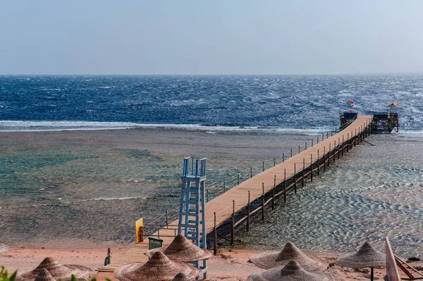 Schöne erstaunliche Natur Hintergrund. Tropenblaues Sonnenmeer. Luxusferienort. Insel über Korallenriff. Frische Freiheit. Erlebnistag. Schnorcheln. Kokosnuss-Paradies. Holzbrücke. — Stockfoto