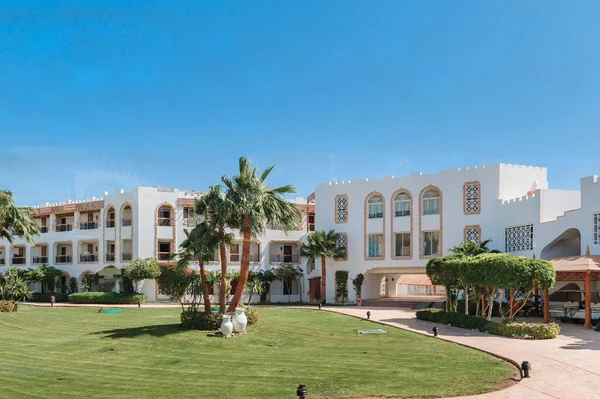 Villa de vacaciones de lujo con granito y palmera en Egipto — Foto de Stock