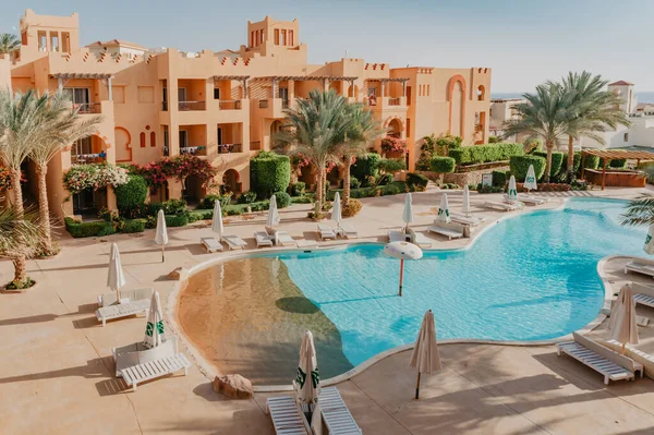 Beautiful swimming pool and palm trees in Egypt — Stock Photo, Image