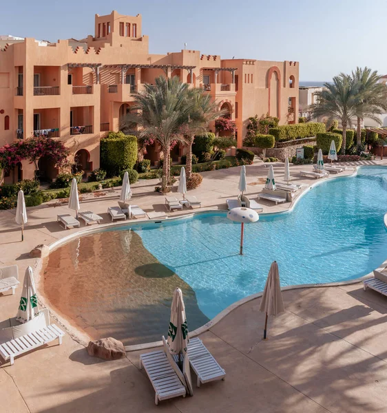 Beautiful swimming pool and palm trees in Egypt — Stock Photo, Image