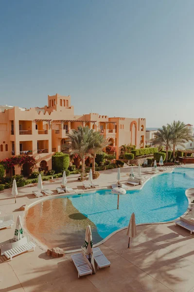 Hermosa piscina y palmeras en Egipto — Foto de Stock