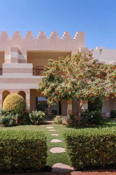 Villa de vacaciones de lujo con granito y palmera en Egipto — Foto de Stock