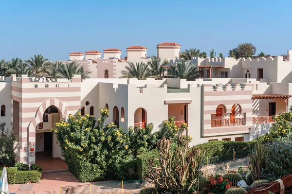 Luxe vakantie villa met groen en palmbomen in Egypte — Stockfoto